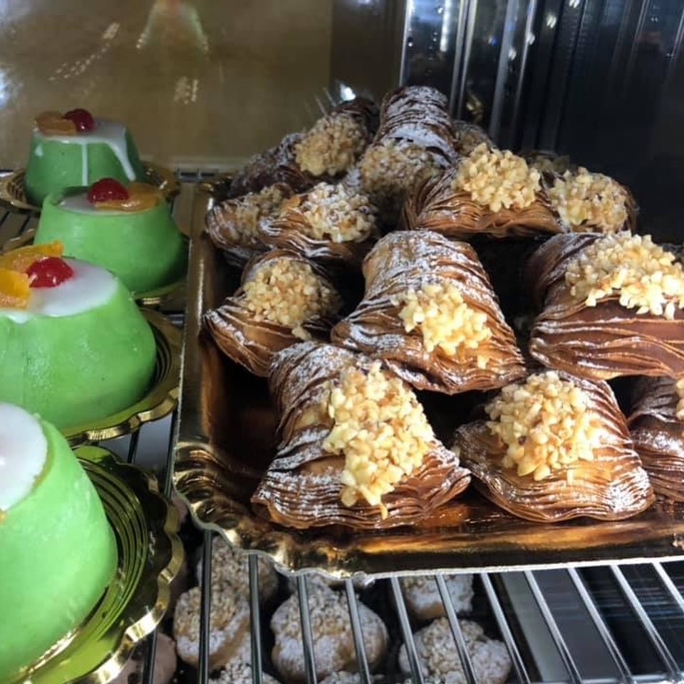 Mignon pastries and cakes