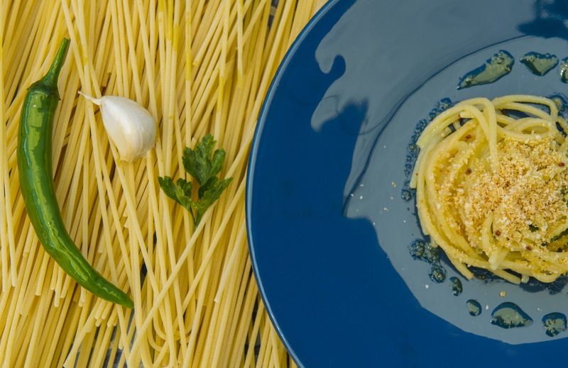Spaghetti aglio, olio e peperoncino con guazzetto di mare